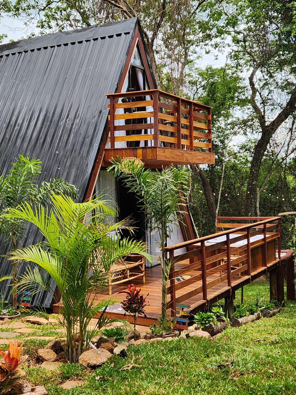 Lobo Black — Cabana A-Frame com telhado metálico preto em Leopoldo de Bulhões, GO