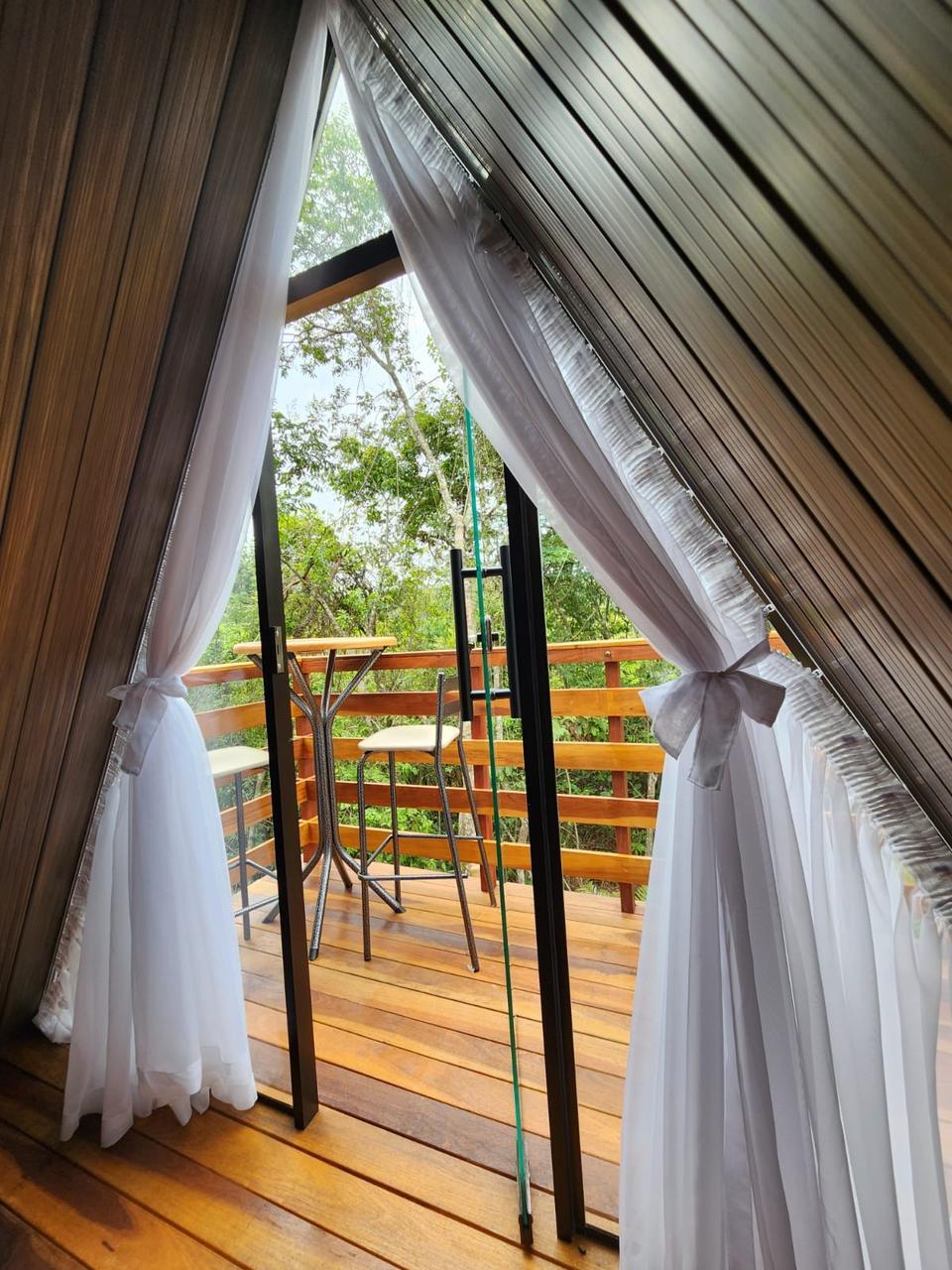 Lobo Black — Quarto da cabana A-frame em Goiás