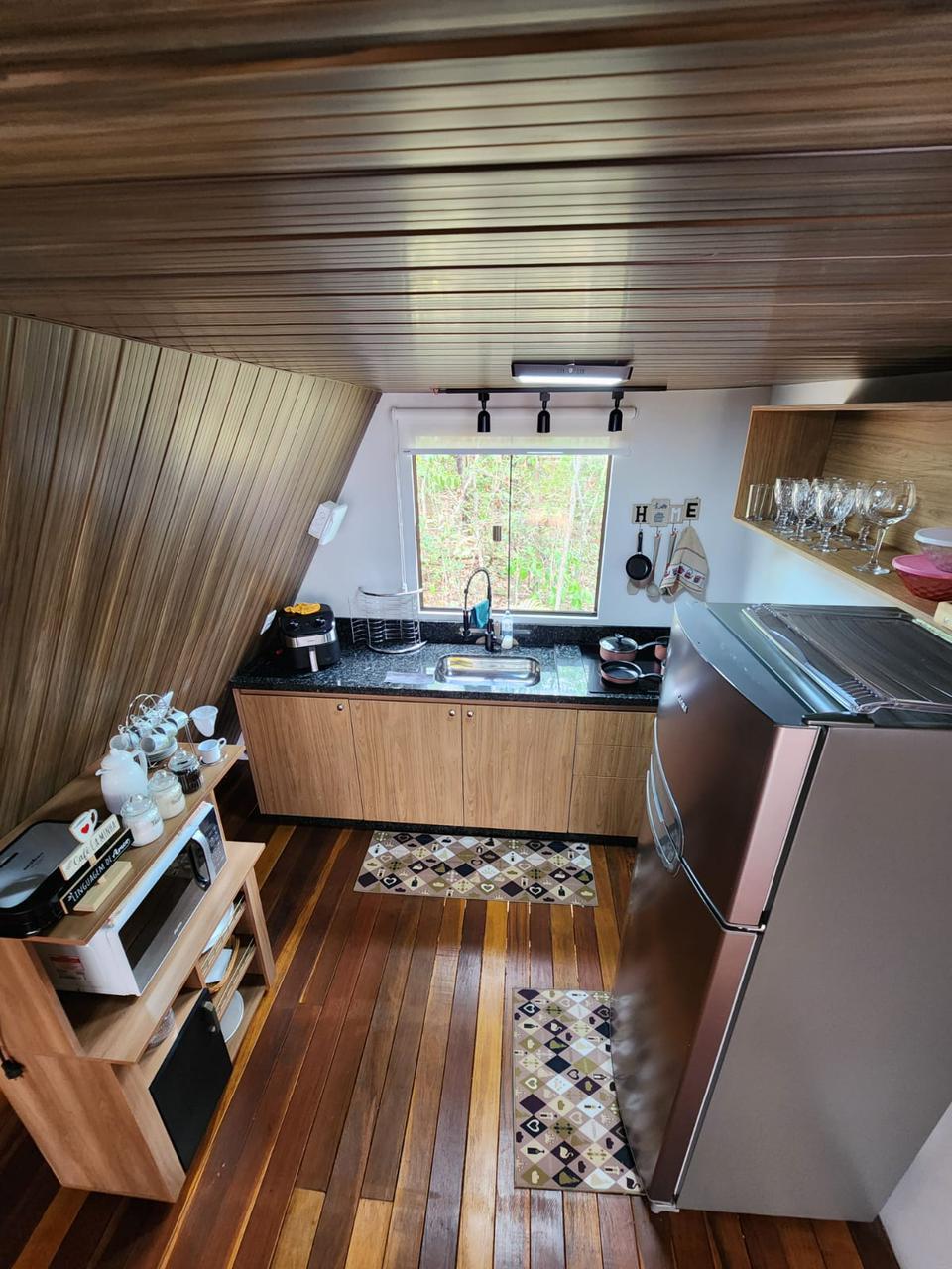 Lobo Black — Cozinha equipada da cabana para família em Goiás