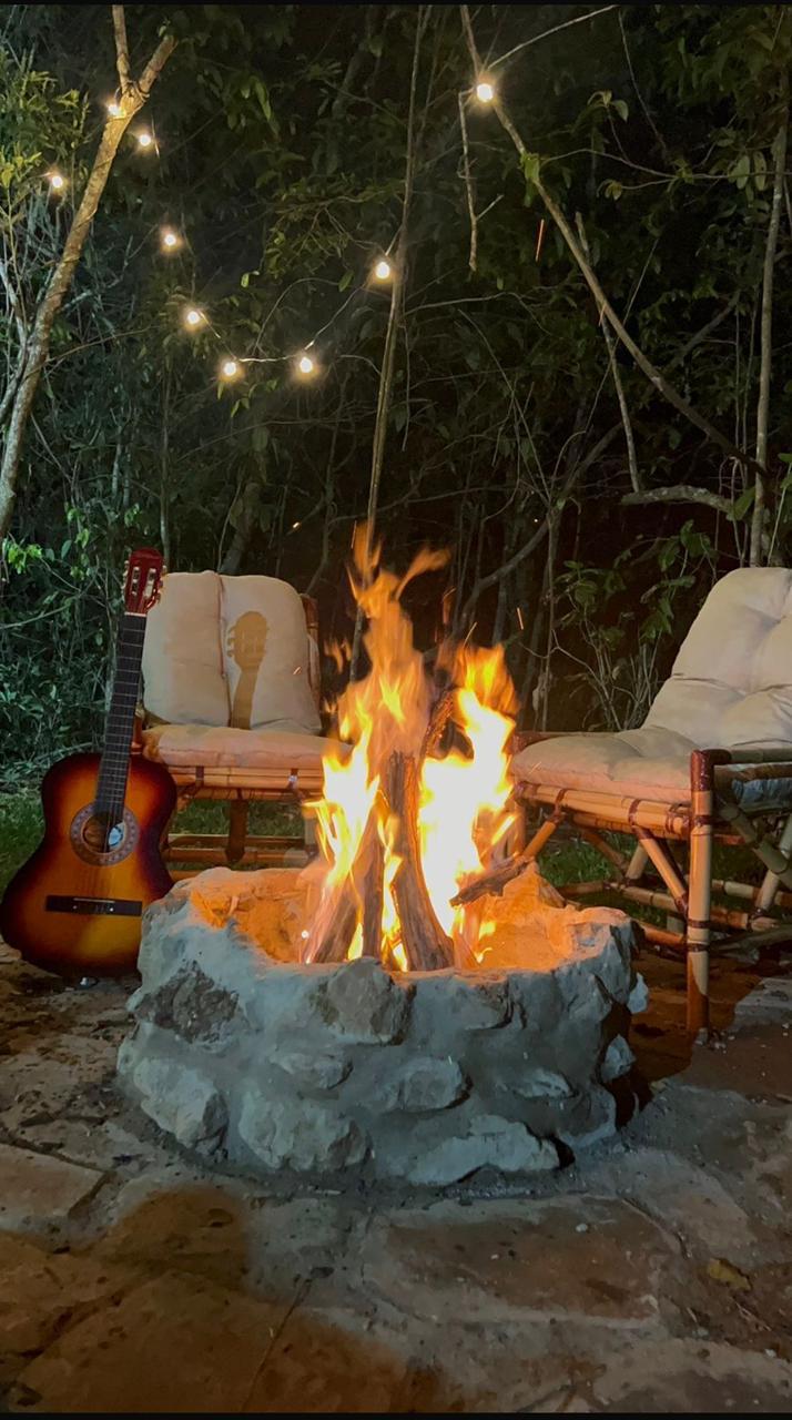 Lobo Black — Vista noturna da cabana A-frame em Goiás