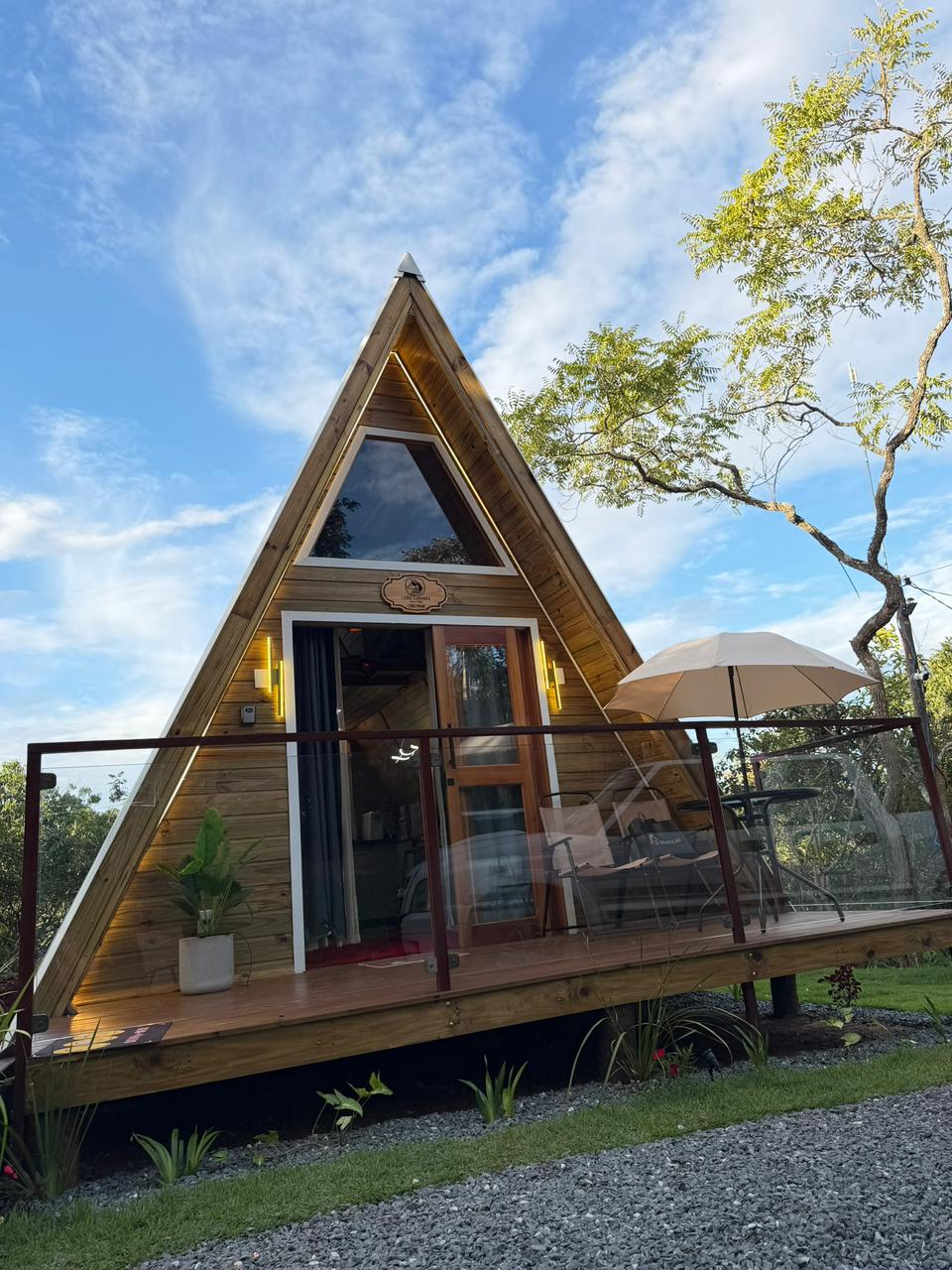 Lobo Prime — Deck e jardim da cabana A-frame em Goiás